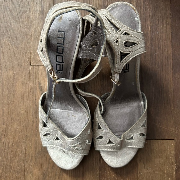 CLOSET CLOSING! LAST CHANCE NWOT Moda gold leather wedge sandals - Picture 2 of 4